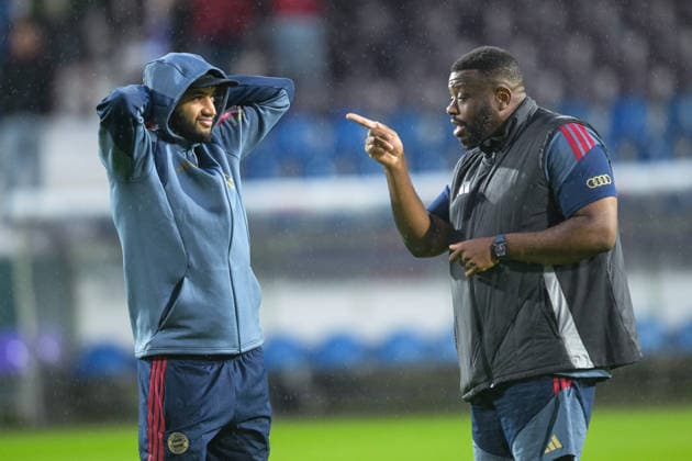 Soccer, DFB Cup, 20260902, VfL Osnabrück vs. FC Bayern Munich. Pictured, from left: Ismael SAIBARI (Bayern, 34), team manager Mr. Aura Rodyse, and a crowd at the Osnatel Arena in Osnabrück, Lower Saxony, Germany Copyright: Passion2Press MarkusxFischerx