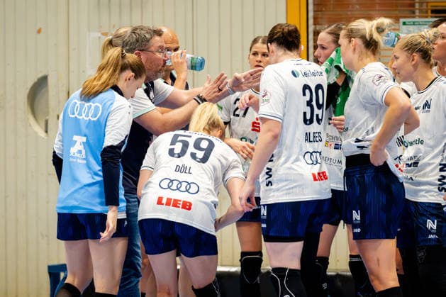 Dortmund, September 2, 2026, Handball, Women s, Bundesliga, Matchday 2, BVB Borussia Dortmund vs. Sport Union Neckarsulm. Thomas Zeitz, coach of Sport Union Neckarsulm, gives instructions during a timeout.