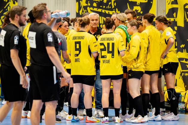 Dortmund, September 2, 2026, Handball, Women s, Bundesliga, Matchday 2, BVB Borussia Dortmund vs. Sport Union Neckarsulm; Kay Rothenpieler, BVB coach, gives instructions during a timeout