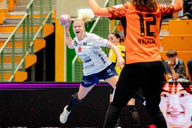 Dortmund, September 2, 2026, Handball, Women s, Bundesliga, Matchday 2, BVB Borussia Dortmund vs. Sport Union Neckarsulm, Antje Döll (Sport Union Neckarsulm) takes a shot on goal against Sarah Wachter (BVB), 59–12