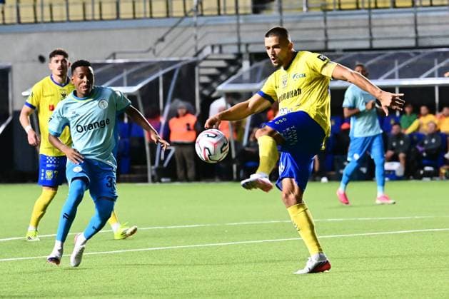 Sint-Truidense VV v Royale Union Saint-Gilloise - Jupiler Pro League SINT-TRUIDEN, BELGIUM - SEPTEMBER 02 : Musliu Visar defender of Sint-Truidense VV and Mofokeng Relebohile midfielder of Royale Union Saint-Gilloise battle for the ball during the Jupiler Pro League match between Sint-Truidense VV and Royale Union Saint-Gilloise on September 2, 2026 in Sint-Truiden, Belgium, 02 09 2026 Sint-Truiden Belgium  Copyright: xPeterxDexVoechtx