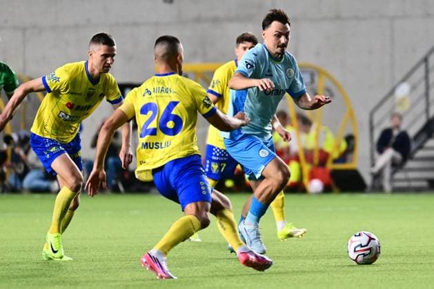 Sint-Truidense VV v Royale Union Saint-Gilloise - Jupiler Pro League SINT-TRUIDEN, BELGIUM - SEPTEMBER 02 : Musliu Visar defender of Sint-Truidense VV and Biondic Mateo forward of Royale Union Saint-Gilloise battle for the ball during the Jupiler Pro League match between Sint-Truidense VV and Royale Union Saint-Gilloise on September 2, 2026 in Sint-Truiden, Belgium, 02 09 2026 Sint-Truiden Belgium  Copyright: xPeterxDexVoechtx