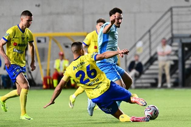 Sint-Truidense VV v Royale Union Saint-Gilloise - Jupiler Pro League SINT-TRUIDEN, BELGIUM - SEPTEMBER 02 : Musliu Visar defender of Sint-Truidense VV and Biondic Mateo forward of Royale Union Saint-Gilloise battle for the ball during the Jupiler Pro League match between Sint-Truidense VV and Royale Union Saint-Gilloise on September 2, 2026 in Sint-Truiden, Belgium, 02 09 2026 Sint-Truiden Belgium  Copyright: xPeterxDexVoechtx