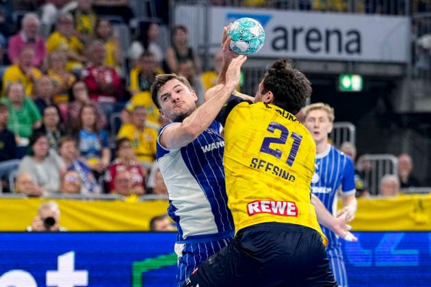 From left: Kay Smits (VfL), 31, Aron Seesing RNL, 21, tackle, game scene, duel, tackle, tackling, dynamic, action, 02 09 2026, Mannheim, Germany, handball, Bundesliga, Rhein-Neckar Löwen vs. VfL Gummersbach xozx