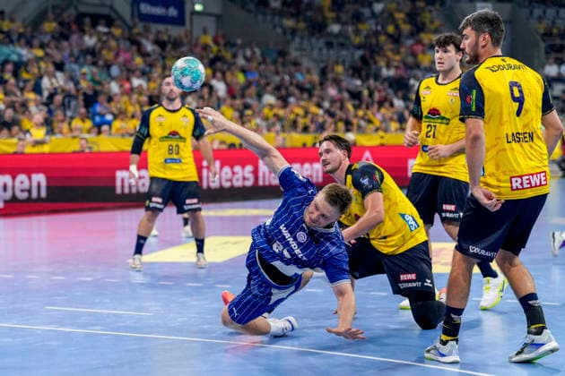 From left: Kristjan Horzen (VfL), 27; Robert Timmermeister (RNL), 7; Aron Seesing (RNL), 21; Jacob Arenth Lassen RNL, 9, tackle, game action, duel, tackle, tackling, dynamic, action, 02 09 2026, Mannheim, Germany, handball, Bundesliga, Rhein-Neckar Löwen vs. VfL Gummersbach xozx