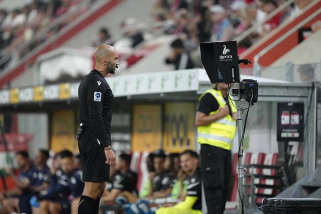 Thun, Switzerland - September 02: Referee Marijan Drmic is checking VAR during the Brack Super League match between FC Thun and FC Lausanne at VISANA STADION on September 02, 2026 in Thun, Switzerland. Copyright: xKjetilxWaberx xSPPx Sportspressphoto_SPR222213
