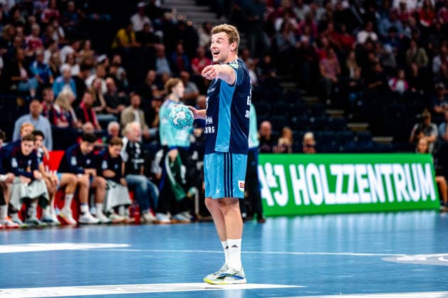 September 2, 2026, xdobgx, Opel HBL Handball, Handball Club Hamburg vs. TVB Stuttgart, Moritz Sauter of Handball Club Hamburg, 33 with the ball, plays the ball, gives instructions, gestures with his arms, gestures, gives instructions, Hamburg