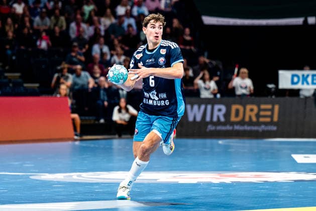 September 2, 2026, xdobgx, Opel HBL Handball, Handball Club Hamburg vs. TVB Stuttgart, left: Elias Kofler, Handball Club Hamburg, 6 on the ball, plays the ball, Hamburg