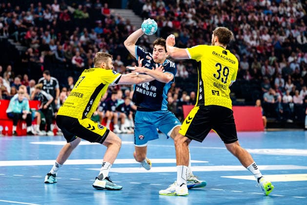 September 2, 2026, xdobgx, Opel HBL Handball, Handball Club Hamburg vs. TVB Stuttgart, l Samuel Röthlisberger (TVB Stuttgart), 17, Elias Kofler (Handball Club Hamburg), 6, on the ball, plays the ball, Malte Donker, TVB Stuttgart, 39, one-on-one, duel, battle, tackle, Hamburg