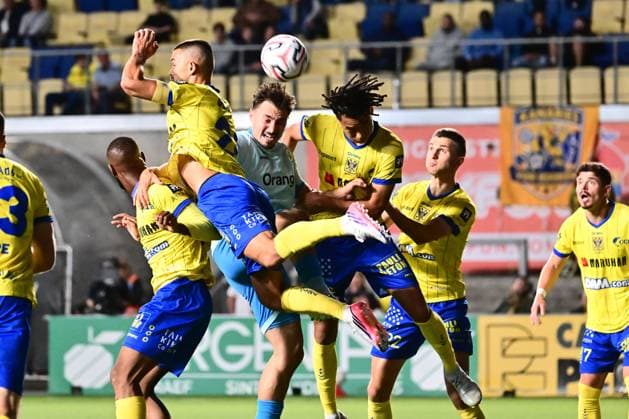 Sint-Truidense VV v Royale Union Saint-Gilloise - Jupiler Pro League SINT-TRUIDEN, BELGIUM - SEPTEMBER 02 : Musliu Visar defender of Sint-Truidense VV, Ishiwatari Nelson Yuichiro midfielder of Sint-Truidense VV and Zeneli Besfort midfielder of Royale Union Saint-Gilloise battle for the ball during the Jupiler Pro League match between Sint-Truidense VV and Royale Union Saint-Gilloise on September 2, 2026 in Sint-Truiden, Belgium, 02 09 2026 Sint-Truiden Belgium  Copyright: xPeterxDexVoechtx