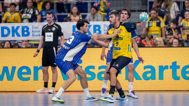 From left: Nikola Roganovic (VfL), 23, Jacob Arenth Lassen (RNL), 9, tackle, game scene, duel, tackle, tackling, dynamism, action, 02 09 2026, Mannheim, Germany, handball, Bundesliga, Rhein-Neckar Löwen vs. VfL Gummersbach xozx
