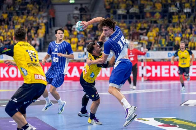 From left: Dani Baijens (RNL), 77, Miro Schluroff (VfL), 15, tackle, game scene, duel, tackle, tackling, dynamics, action, 02 09 2026, Mannheim, Germany, handball, Bundesliga, Rhein-Neckar Löwen vs. VfL Gummersbach xozx