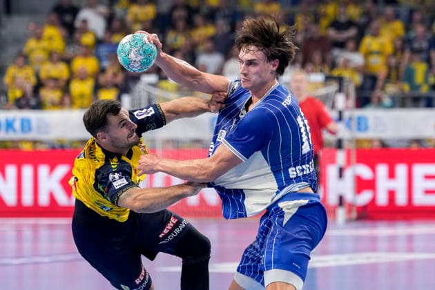 From left: Dani Baijens (RNL), 77, Miro Schluroff (VfL), 15, tackle, game scene, duel, tackle, tackling, dynamics, action, 02 09 2026, Mannheim, Germany, handball, Bundesliga, Rhein-Neckar Löwen vs. VfL Gummersbach xozx