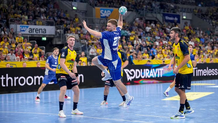 From left: Haukur Thrastarson (RNL), 25, Kristjan Horzen (VfL), 27, with the ball; Jacob Arenth Lassen (RNL), 9, taking a jump shot; shot; goal attempt; action; game scene; September 2, 2026, Mannheim, Germany, handball, Bundesliga, Rhein-Neckar Löwen vs. VfL Gummersbach xozx