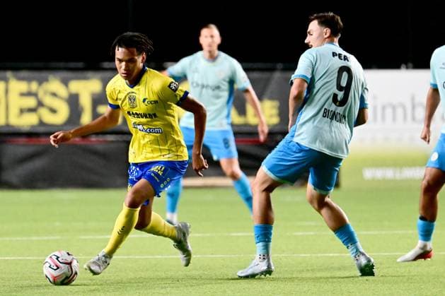 Sint-Truidense VV v Royale Union Saint-Gilloise - Jupiler Pro League SINT-TRUIDEN, BELGIUM - SEPTEMBER 02 : Ishiwatari Nelson Yuichiro midfielder of Sint-Truidense VV and Biondic Mateo forward of Royale Union Saint-Gilloise battle for the ball during the Jupiler Pro League match between Sint-Truidense VV and Royale Union Saint-Gilloise on September 2, 2026 in Sint-Truiden, Belgium, 02 09 2026 Sint-Truiden Belgium  Copyright: xPeterxDexVoechtx