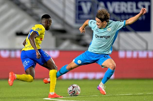 Sint-Truidense VV v Royale Union Saint-Gilloise - Jupiler Pro League SINT-TRUIDEN, BELGIUM - SEPTEMBER 02 : Diouf Oumar forward of Sint-Truidense VV battles for the ball with Van De Perre Kamiel midfielder of Royale Union Saint-Gilloise during the Jupiler Pro League match between Sint-Truidense VV and Royale Union Saint-Gilloise on September 2, 2026 in Sint-Truiden, Belgium, 02 09 2026 Sint-Truiden Belgium  Copyright: xSesx