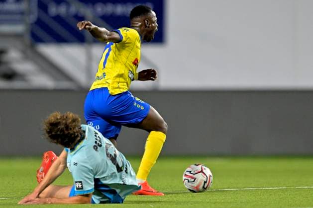 Sint-Truidense VV v Royale Union Saint-Gilloise - Jupiler Pro League SINT-TRUIDEN, BELGIUM - SEPTEMBER 02 : Diouf Oumar forward of Sint-Truidense VV battles for the ball with Van De Perre Kamiel midfielder of Royale Union Saint-Gilloise during the Jupiler Pro League match between Sint-Truidense VV and Royale Union Saint-Gilloise on September 2, 2026 in Sint-Truiden, Belgium, 02 09 2026 Sint-Truiden Belgium  Copyright: xSesx