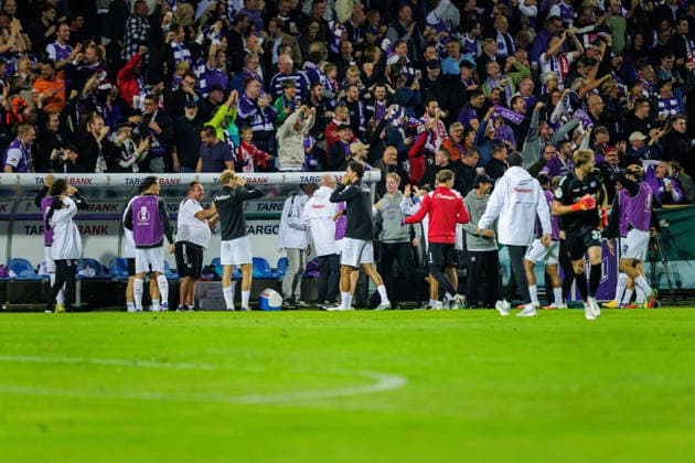 The VfL Osnabrück bench celebrates Robin Meissner s goal to make it 1–0. VfL Osnabrück, 11 GER, VfL Osnabrück vs. FC Bayern Munich, Soccer, DFB Cup, 1st Round, 2026–2027 Season, September 2, 2026 DFL regulations prohibit any use of photographs as image sequences and or quasi-video GER, VfL Osnabrück vs. FC Bayern Munich, Soccer, DFB Cup, Round 1, 2026–2027 season, September 2, 2026 Osnabrück Copyright: xEibner-Pressefoto JanxRollingerx EP_JSK