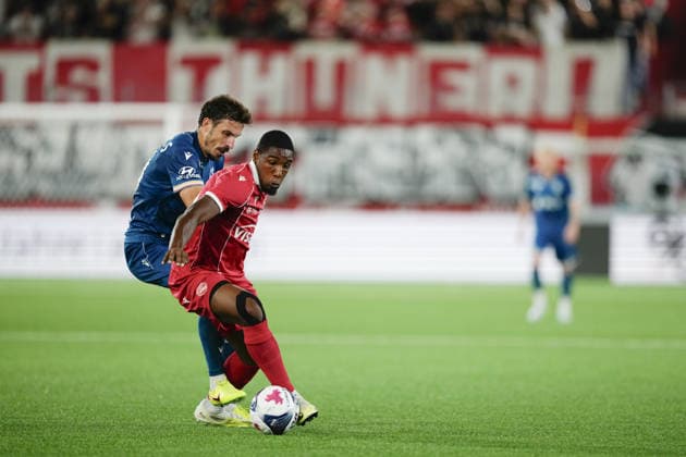 Thun, Switzerland - September 02: Brighton Labeau (96 THU) against Olivier Custodio (10 Lausanne) during the Brack Super League match between FC Thun and FC Lausanne at VISANA STADION on September 02, 2026 in Thun, Switzerland. Copyright: xKjetilxWaberx xSPPx Sportspressphoto_SPR222235