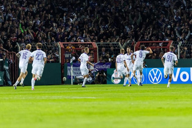 OSNABRUECK, GERMANY - SEPTEMBER 02: Robin Meissner (VfL Osnabrueck, 11) celebrates scoring the 1:0 goal with his teammates during the DFB Pokal match between VfL Osnabrueck vs. FC Bayern Muenchen at Bremer Bruecke on matchday 1 of the DFB Pokal on September 02, 2026 in Osnabrueck, Germany. DFB REGULATIONS PROHIBIT ANY USE OF PHOTOGRAPHS AS IMAGE SEQUENCES AND OR QUASI-VIDEO. Lower Saxony Germany Copyright: xSteffiexWunderlx