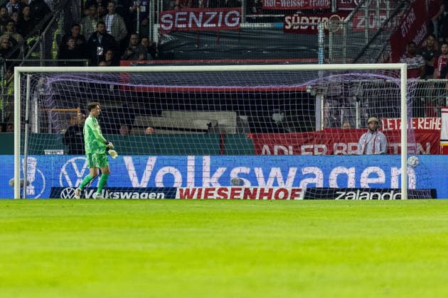 OSNABRUECK, GERMANY - SEPTEMBER 02: Jonas Urbig (FC Bayern Muenchen, 40) can only watch the ball hitting the net of Robin Meissner (VfL Osnabrueck, 11) scoring the 1:0 goal during the DFB Pokal match between VfL Osnabrueck vs. FC Bayern Muenchen at Bremer Bruecke on matchday 1 of the DFB Pokal on September 02, 2026 in Osnabrueck, Germany. DFB REGULATIONS PROHIBIT ANY USE OF PHOTOGRAPHS AS IMAGE SEQUENCES AND OR QUASI-VIDEO. Lower Saxony Germany Copyright: xSteffiexWunderlx