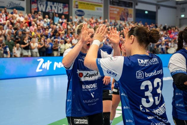 HSG Blomberg Lippe (GER) vs. TuS Metzingen (GER), Handball, Women s Handball Bundesliga 1, Matchday 2, 2026–2027 Season, Blomberg, September 2, 2026: Maxi Muehlner (HSG Blomberg Lippe, No. 10) and Elin Magnusdottir (HSG Blomberg Lippe, No. 33) celebrate their victory over TuS Metzingen (GER) at the Blomberg Synflex Arena on Ulmenallee in Germany