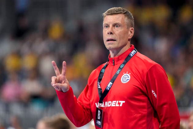 Gudjon Valur Sigurdsson, coach and head coach of VfL Gummersbach, gives instructions, gesturing with his arms; single frame, single photo, action, 02 09 2026, Mannheim, Germany, handball, Bundesliga, Rhein-Neckar Löwen vs. VfL Gummersbach xozx
