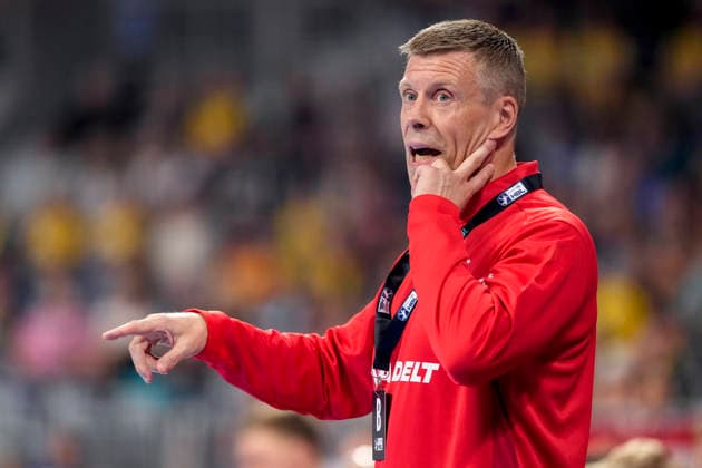 Gudjon Valur Sigurdsson, coach and head coach of VfL Gummersbach, gives instructions, gesturing with his arms; single frame, single photo, action, 02 09 2026, Mannheim, Germany, handball, Bundesliga, Rhein-Neckar Löwen vs. VfL Gummersbach xozx