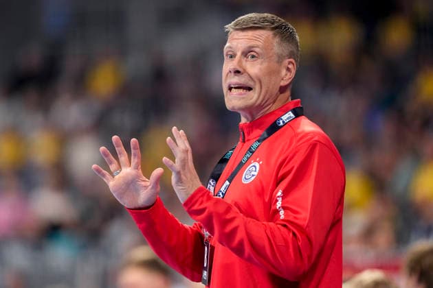 Gudjon Valur Sigurdsson, coach and head coach of VfL Gummersbach, gives instructions, gesturing with his arms; single frame, single photo, action, 02 09 2026, Mannheim, Germany, handball, Bundesliga, Rhein-Neckar Löwen vs. VfL Gummersbach xozx