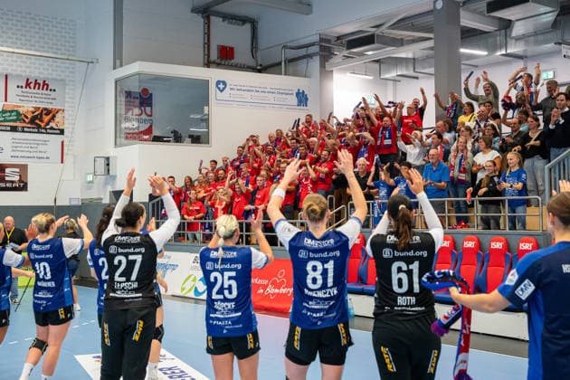 HSG Blomberg Lippe GER vs. TuS Metzingen GER, Handball, Women s Handball Bundesliga 1, Matchday 2, 2026–2027 Season, Blomberg, September 2, 2026 The players celebrate with fans from Synflex Elektro GmbH after their victory over TuS Metzingen (GER) at the Blomberg Synflex Arena on Ulmenallee, Germany