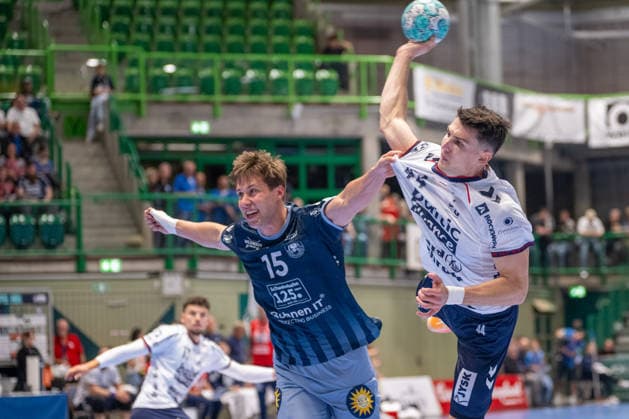 Head-to-head between Lars Mitchell Kooij (Bergischer HC 06, 15) and Aymeric Minne (SG Flensburg Handewitt, 44) – Bergischer HC vs. SG Flensburg Handewitt, Handball, Opel HBL, Matchday 2, 2026–2027 Season, September 2, 2026: Bergischer HC vs. SG Flensburg Handewitt, Handball, Opel HBL, Matchday 2, 2026–2027 Season, September 2, 2026, Wuppertal Copyright: xEibner-Pressefoto ThomasxHaeslerx EP_THR