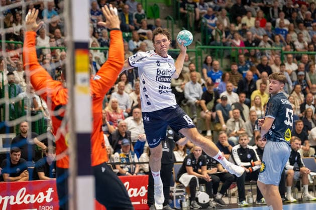 Niclas Kirkeloekke of SG Flensburg Handewitt (05) prevailed over Soeren Steinhaus of Bergischer HC (06, 53) and will face Bergischer HC vs. SG Flensburg Handewitt in a handball match in the Opel HBL, Matchday 02, 2026–2027 season, September 2, 2026 Bergischer HC vs. SG Flensburg Handewitt, Handball, Opel HBL, Matchday 02, 2026–2027 season, September 2, 2026, Wuppertal Copyright: xEibner-Pressefoto ThomasxHaeslerx EP_THR