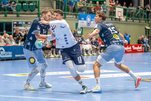 Head-to-head matchup between Gerda Barbarska of Bergischer HC 06 (14), Marko Grgic of SG Flensburg Handewitt (17), and Lars Mitchell Kooij of Bergischer HC 06 (15); Bergischer HC vs. SG Flensburg Handewitt, Handball, Opel HBL, Matchday 2, 2026–2027 season, September 2, 2026 Bergischer HC vs. SG Flensburg Handewitt, Handball, Opel HBL, Matchday 2, 2026–2027 season, September 2, 2026, Wuppertal Copyright: xEibner-Pressefoto ThomasxHaeslerx EP_THR