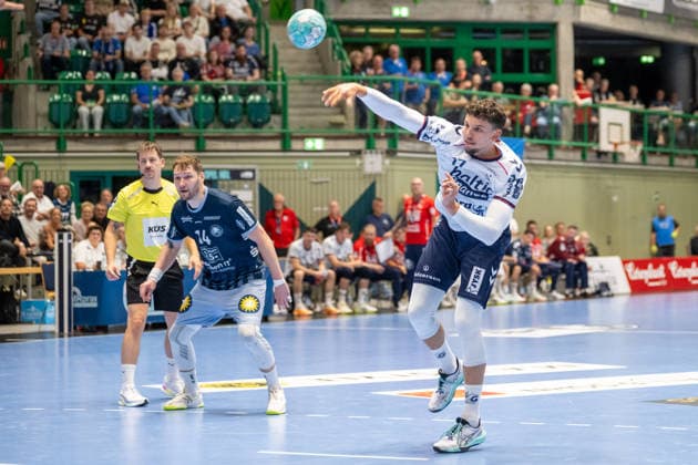 Marko Grgic (SG Flensburg Handewitt, 17) converts the penalty throw. Next to him is Gerdas Barbarskas (Bergischer HC 06, 14). Bergischer HC vs. SG Flensburg Handewitt, Handball, Opel HBL, Matchday 2, 2026–2027 season, September 2, 2026 Bergischer HC vs. SG Flensburg Handewitt, Handball, Opel HBL, Matchday 2, 2026–2027 season, September 2, 2026, Wuppertal Copyright: xEibner-Pressefoto ThomasxHaeslerx EP_THR