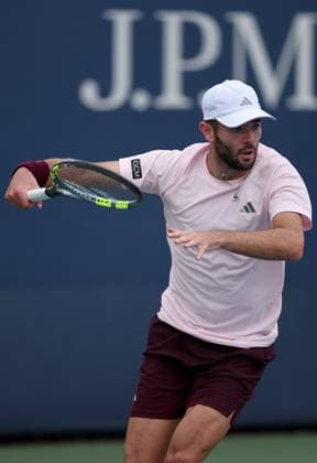 Jacob Fearnley of GB in action 2026 US Open, Day Four, USTA Billie Jean King National Tennis Center, New York, USA - 02 Sep 2026New York USTA Billie Jean King National T New York (NY) United States of America EDITORIAL USE ONLY No use with unauthorised audio, video, data, fixture lists, club league logos or live services. Online in-match use limited to 120 images, no video emulation. No use in betting, games or single club league player publications.  Copyright: xEllaxLing Shutterstockx 17124555h