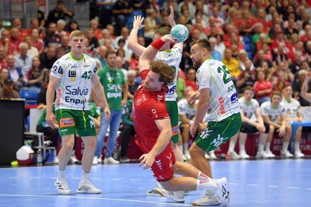 Johannes Golla (MT Melsungen 14) on a shot; Ludvig Jurmala Aastroem (Frisch Auf Goeppingen 25 R), Martin Hanne (Frisch Auf Goeppingen 42), GER, MT Melsungen vs. Frisch Auf Göppingen, Handball, 1st Bundesliga, Matchday 2, 2026–2027 Season, September 2, 2026, GER, MT Melsungen vs. Frisch Auf Göppingen, Handball, 1st Bundesliga, Matchday 2, 2026–2027 season, September 2, 2026, Kassel Copyright: xEibner-Pressefotox xRolandxSippelx EP_RSL