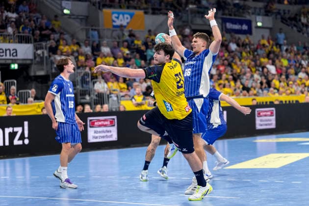 From left: Aron Seesing (RNL), 21, Stepan Zeman (VfL), 66, tackle, game action, duel, tackle, tackling, dynamic, action, 02 09 2026, Mannheim, Germany, handball, Bundesliga, Rhein-Neckar Löwen vs. VfL Gummersbach xozx