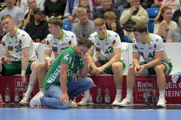 Ben Matschke, Coach of Frisch Auf Goeppingen: Disappointed, frustrated, emotional on the sidelines; Martin Hanne, Frisch Auf Goeppingen 42; Elias Newel, Frisch Auf Goeppingen 40 R; Ymir Oern Gislason, Frisch Auf Goeppingen 33 (L), GER, MT Melsungen vs. Frisch Auf Goeppingen, Handball, 1st Bundesliga, Matchday 2, 2026–2027 season, September 2, 2026, GER, MT Melsungen vs. Frisch Auf Goeppingen, Handball, Bundesliga 1, Matchday 2, 2026–2027 season, September 2, 2026, Kassel Copyright: xEibner-Pressefotox xRolandxSippelx EP_RSL