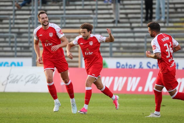 Lucas Cueto (SI, center) celebrates his goal to make it 1–0, with Florian Meyer (SI, left) and Dennis Brock (SI, right) nearby. Regionalliga West soccer, Matchday 6: Sportfreunde Siegen vs. SC Paderborn 07 U21, on September 2, 2026, in Siegen, Germany