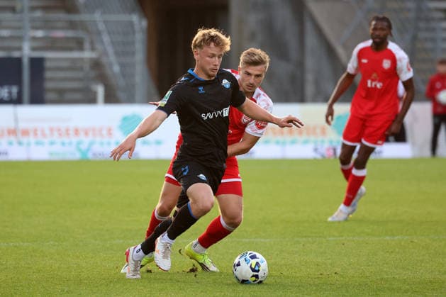 Lenny Hennig (PB, left) vs. Elias Huth (SI, right) – Regionalliga West soccer, Matchday 6, Sportfreunde Siegen vs. SC Paderborn 07 U21, on September 2, 2026, in Siegen, Germany