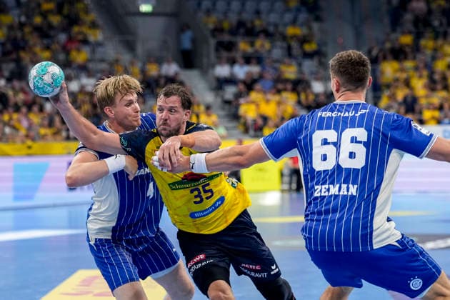 v li Ellidi Snaer Vidarsson VfL, 4, Kentin Mahe RNL, 35, Stepan Zeman VfL, 66, tackle, game play, duel, tackle, tackling, dynamic, action, 02 09 2026, Mannheim, Germany, handball, Bundesliga, Rhein-Neckar Löwen vs. VfL Gummersbach xozx