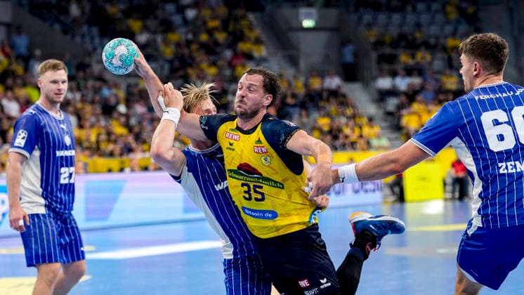 v li Ellidi Snaer Vidarsson VfL, 4, Kentin Mahe RNL, 35, Stepan Zeman VfL, 66, tackle, game play, duel, tackle, tackling, dynamic, action, 02 09 2026, Mannheim, Germany, handball, Bundesliga, Rhein-Neckar Löwen vs. VfL Gummersbach xozx