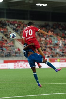 Thun, Switzerland - September 02: Nathan Butler-Oyedeji (11 LS) against Nils Reichmuth (70 THU) during the Brack Super League match between FC Thun and FC Lausanne at VISANA STADION on September 02, 2026 in Thun, Switzerland. Copyright: xKjetilxWaberx xSPPx Sportspressphoto_SPR222250
