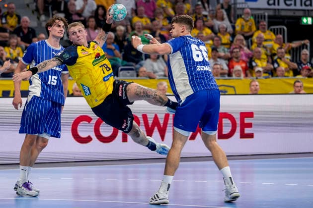 From left: Miro Schluroff (VfL), 15, Edwin Aspenbäck (RNL), 78, Stepan Zeman (VfL), 66, tackle, game scene, duel, tackle, tackling, dynamism, action, 02 09 2026, Mannheim, Germany, handball, Bundesliga, Rhein-Neckar Löwen vs. VfL Gummersbach xozx