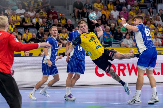 From left: Miro Schluroff (VfL), 15, Edwin Aspenbäck (RNL), 78, Stepan Zeman (VfL), 66, tackle, game scene, duel, tackle, tackling, dynamism, action, 02 09 2026, Mannheim, Germany, handball, Bundesliga, Rhein-Neckar Löwen vs. VfL Gummersbach xozx