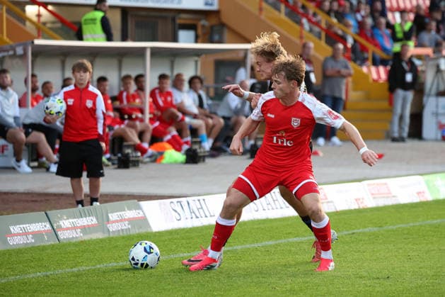 Konstantin Gerhardt (SI) vs. Luis Floerke (Flörke, PB) in the Regionalliga West soccer match, Matchday 6, Sportfreunde Siegen vs. SC Paderborn 07 U21, on September 2, 2026, in Siegen, Germany