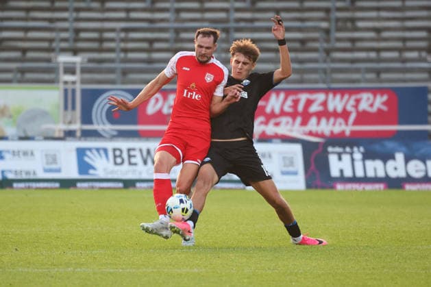 Florian Meyer (SI, left) vs. Noah Jonathan Ringbeck (PB, right) – Regionalliga West soccer, Matchday 6, Sportfreunde Siegen vs. SC Paderborn 07 U21, on September 2, 2026, in Siegen, Germany