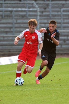 Konstantin Gerhardt (SI, left) vs. Shkrep Stublla (PB, right) – Regionalliga West soccer, Matchday 6, Sportfreunde Siegen vs. SC Paderborn 07 U21, on September 2, 2026, in Siegen, Germany