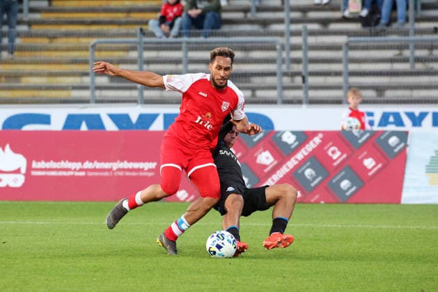 Kevin Goden (SI) vs. Pedro Jose Restrepo Naranjo (PB) in the Regionalliga West soccer match, Matchday 6, Sportfreunde Siegen vs. SC Paderborn 07 U21, on September 2, 2026, in Siegen, Germany