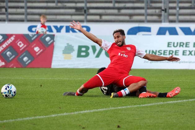 Kevin Goden (SI) vs. Pedro Jose Restrepo Naranjo (PB) in the Regionalliga West soccer match, Matchday 6, Sportfreunde Siegen vs. SC Paderborn 07 U21, on September 2, 2026, in Siegen, Germany